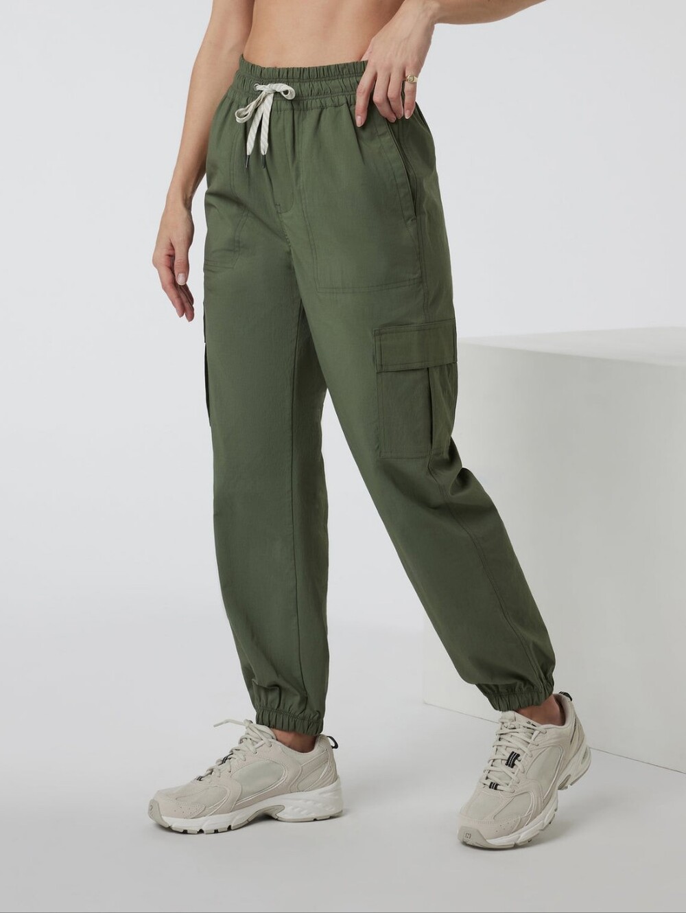 Vuori Birch Joggers in army size XS